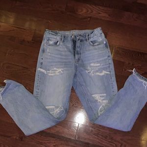 AMERICAN EAGLE RIPPED JEANS